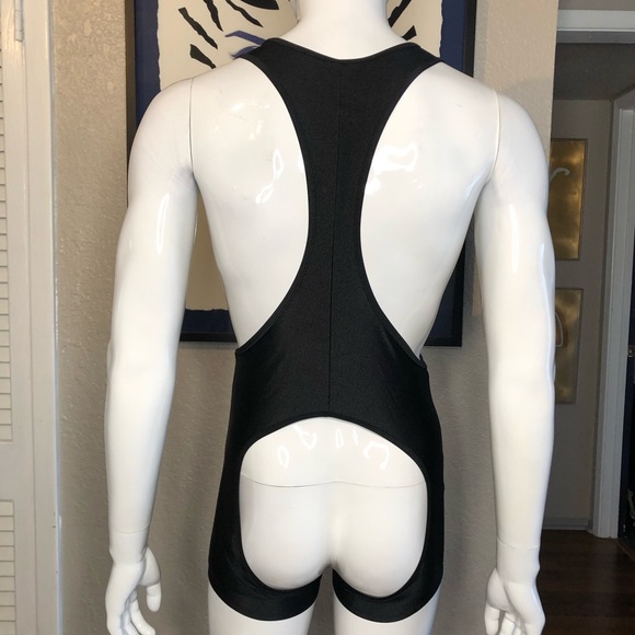 Mens SkinFit dangerous curves singlet size small. - Picture 4 of 8